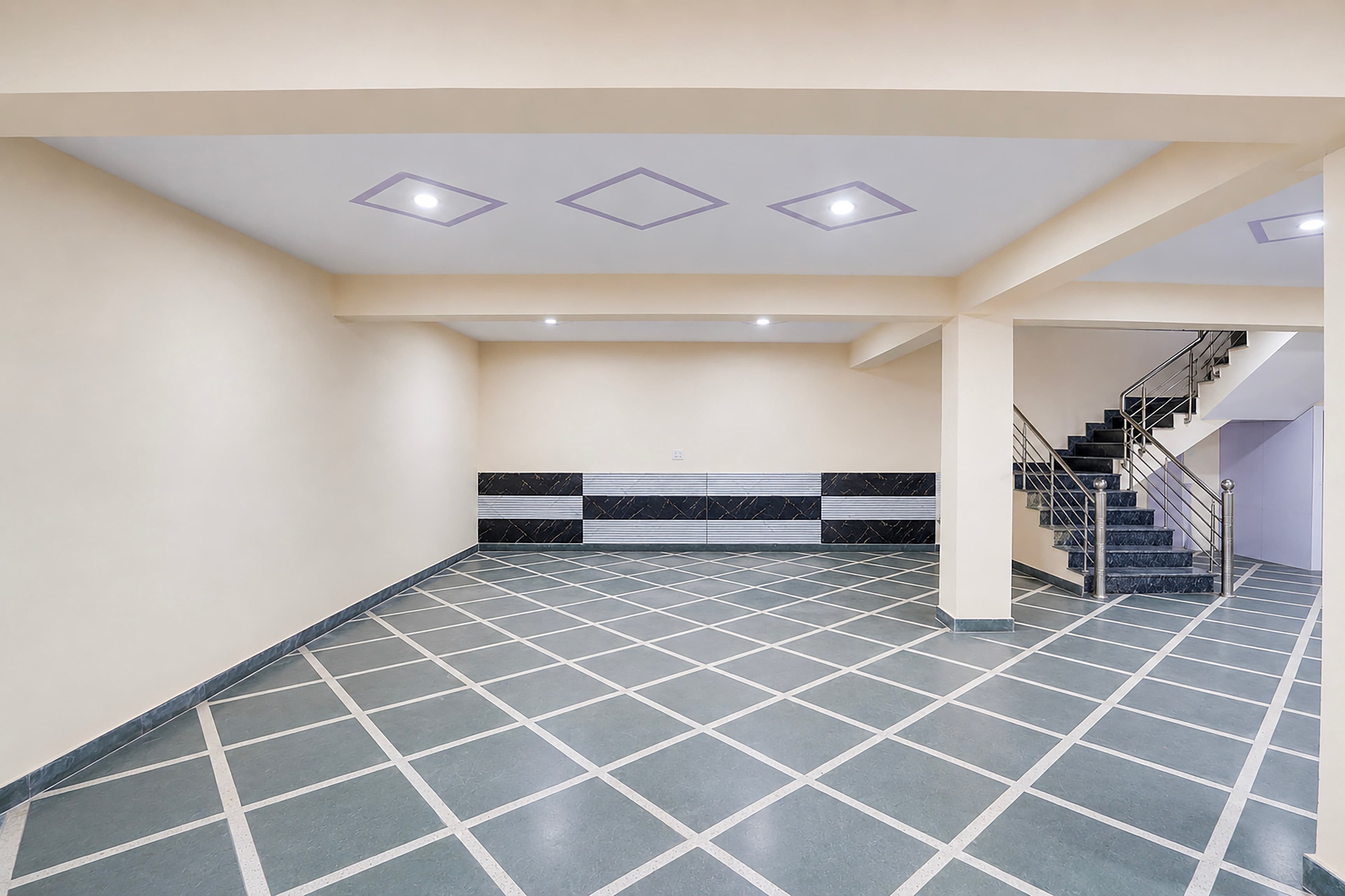 Thehrav Apartment at Kailash Puri - Tap to explore photos