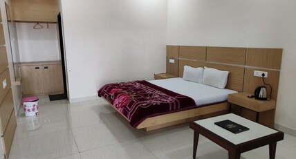 SHRI LEELA HOTEL & RESORT Room Type - Deluxe Room