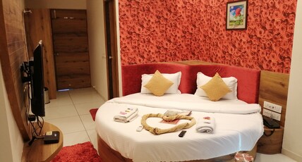 Hotel Golden City Room Type - Superior Ac Room With Bathtub