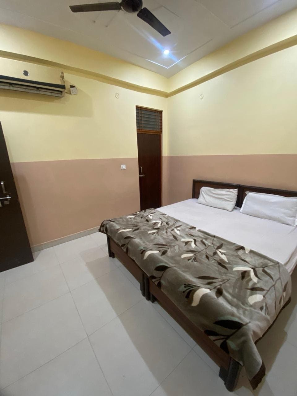 Shri Prayag Darshan Inn - Tap to explore photos