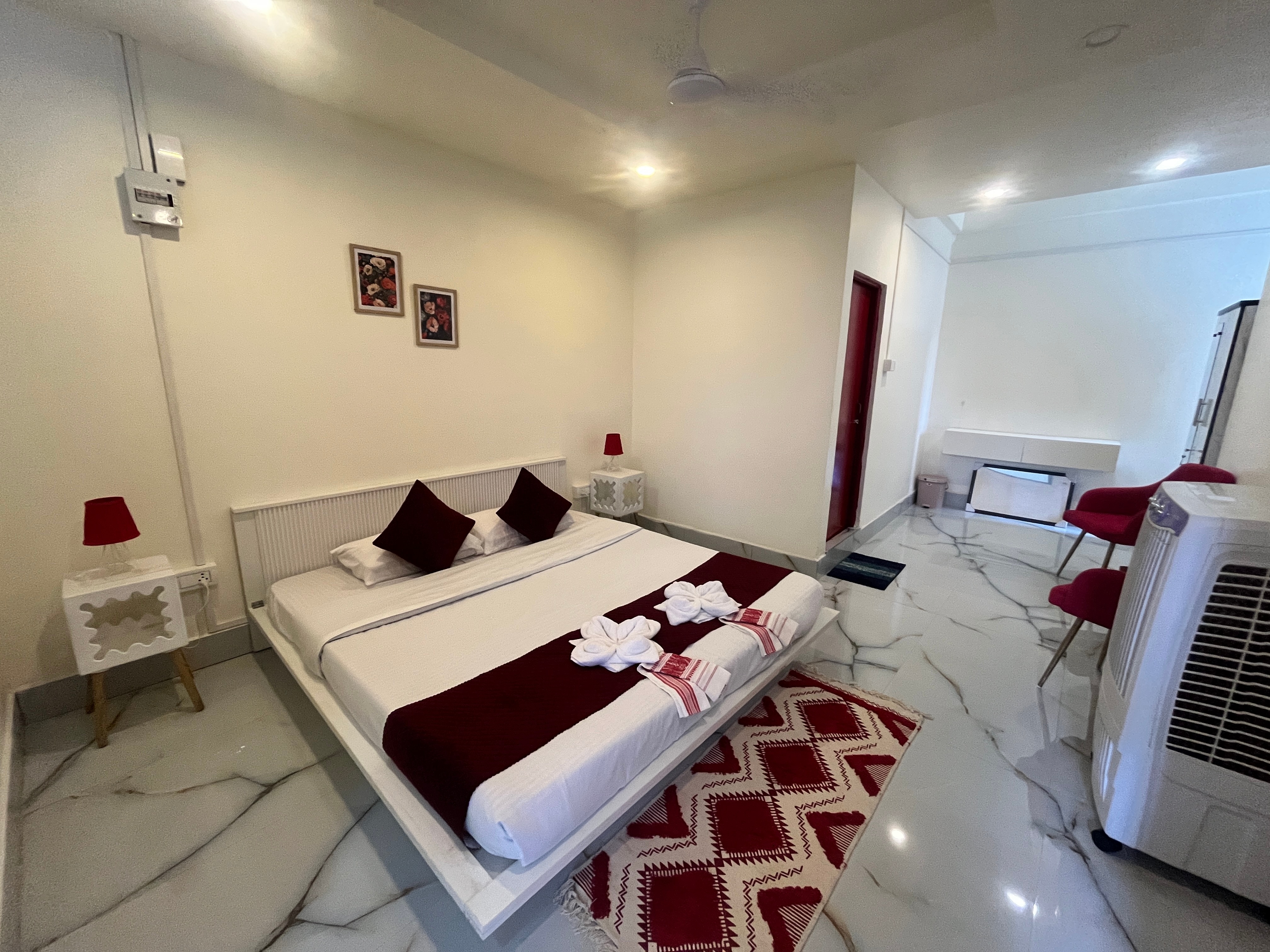 The haven bliss crimson single room - Tap to explore photos