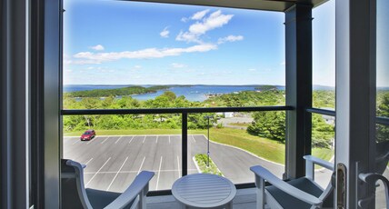 Hampton by Hilton Bar Harbor Room Type - 2Q OV STDO MIC FRG WTBR NS