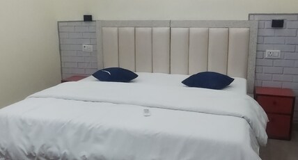 Sunrise Homestay | 1KM from TajMahal Room Type - Superior Double Room