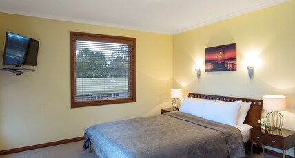 Best Western Colonial Village Motel Room Type - Apartment - 1 Queen 3 Single Beds, Non-Smoking, Reverse Cycle Air Conditioning, Two Bedrooms, Two Ba