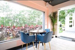 1RK Poolside Studio 15 min Airport CC2