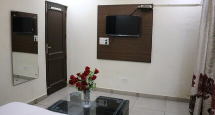 Gaurav resort & apartments Room Type - Luxury Room - AC