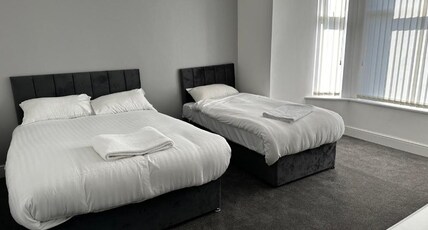 OYO Cheetham Hill Guest House Room Type - Deluxe Twin Room