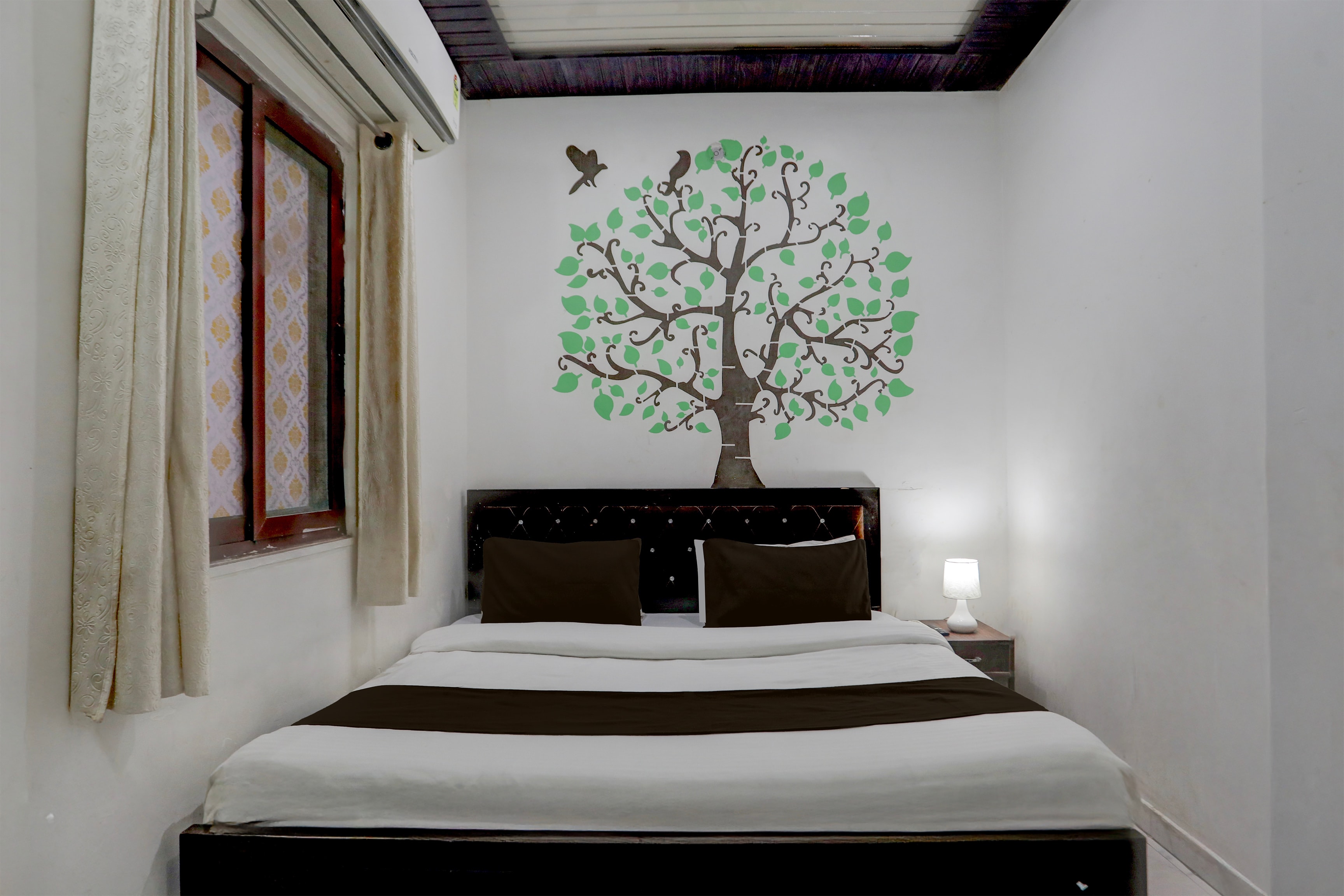 Hotel O by OYO FOUR SEASONS P. GUEST HOUSE - Tap to explore photos