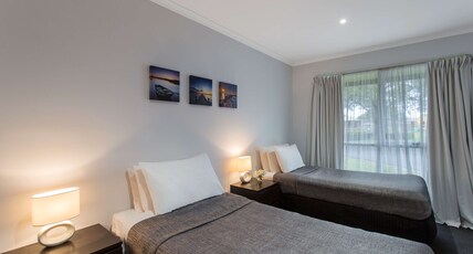 Best Western Colonial Village Motel Room Type - Suite - 1 Queen 3 Single Beds, Non-Smoking, Two Bedrooms, Flat Screen Television, Cable Tv, Kitchene