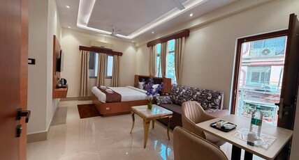 Hotel Maharani Grand Room Type - Maharani Club Room with Balcony Hotel Maharani Grand Room Type - Maharani Club Room with Balcony
