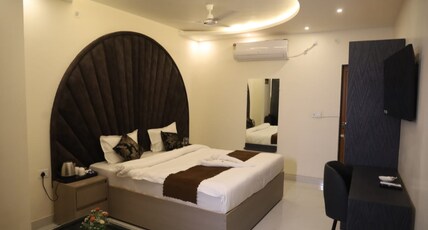 HOTEL R. Raghavam Room Type - Deluxe King Suits Room
