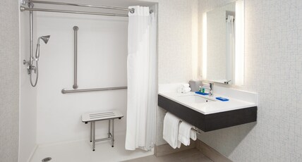 Holiday Inn Express Hotel & Suites Culpeper Room Type - 1 King Suite Mobil Access Roll Shwr