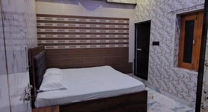 Raghunandan Home stay Room Type - Deluxe
