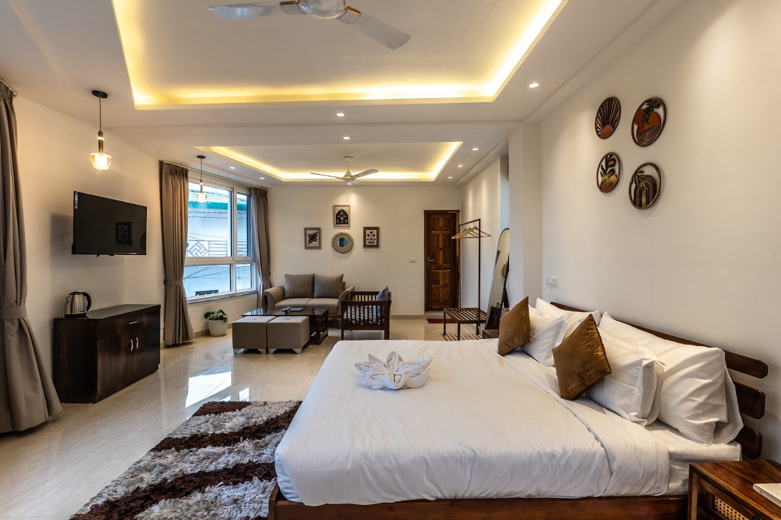 Nathuli | Entire 2BHK Rooftop Glasshouse with Jacuzzi - Tap to explore photos