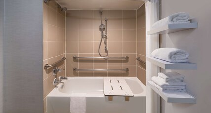 Hampton Inn & Suites Denver - Cherry Creek Room Type - 1 KING ACCESSIBLE WITH TUB