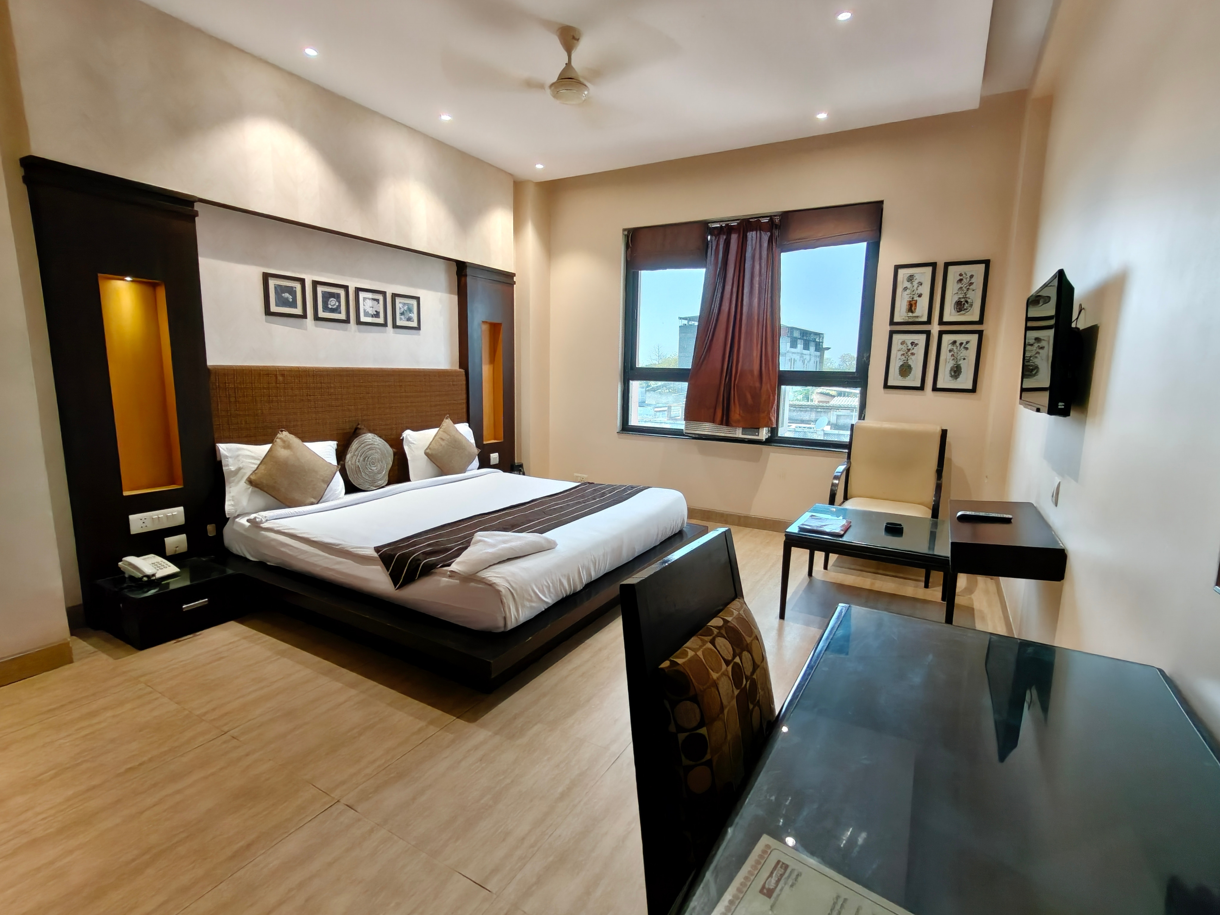 Hotel Shrinath Palace - 1km from Railway Station - Tap to explore photos