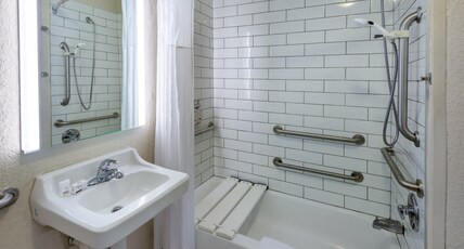 Candlewood Suites Chesapeake-Suffolk Room Type - 1 Queen Studio Suite Comm Accessible Tub