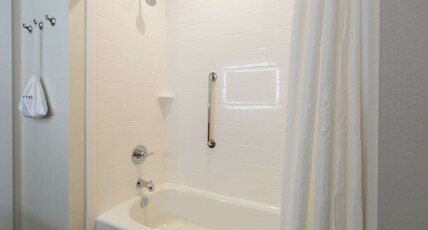 Hampton Inn by Hilton Mustang Room Type - 2QN HR ACC FRG MIC NS