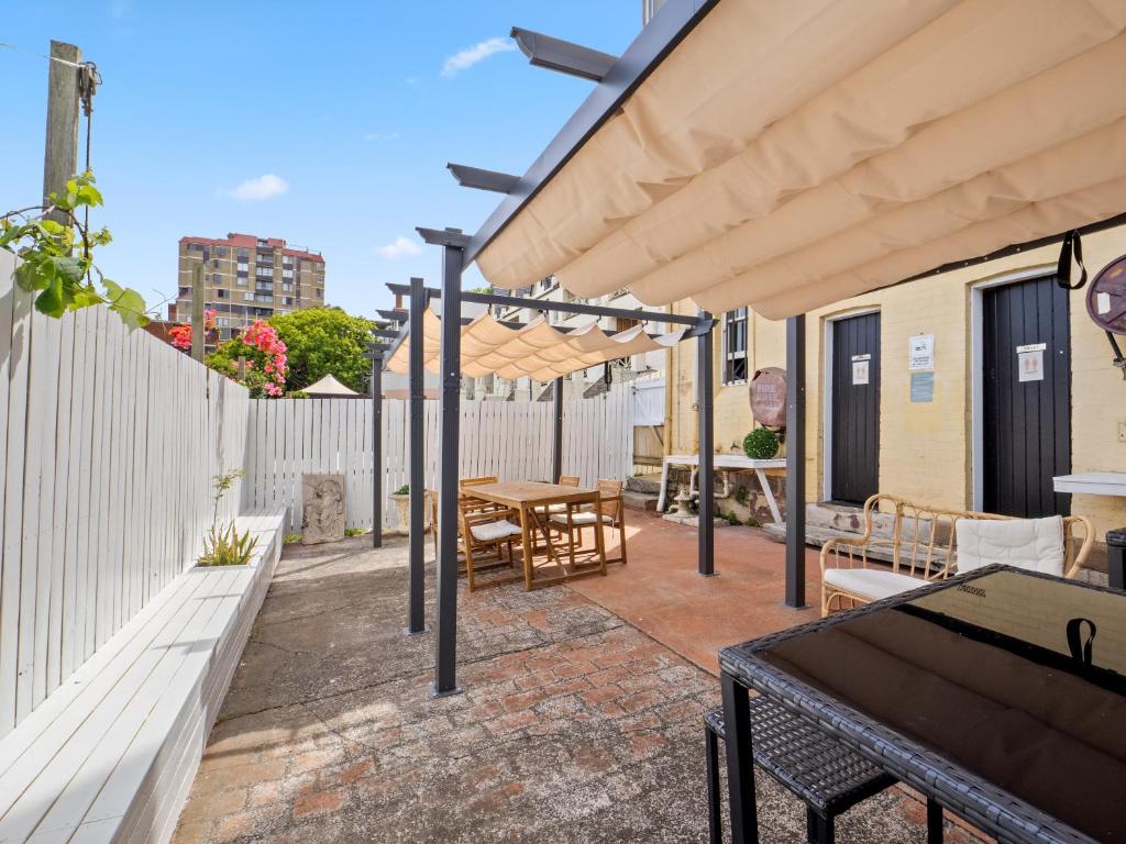 Azzurro Pod Hotel - Potts Point - Tap to explore photos