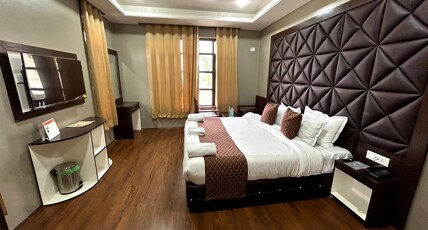 Hotel Fair Mount Room Type - Deluxe Queen Room