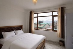 Skyline BnB Modern Stay in New Shimla