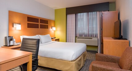 Holiday Inn Express - Times Square Room Type - 1 Queen Comm Mobility Access Roll Shower