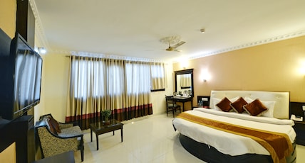 HOTEL CITY HEART PREMIUM Room Type - Royal Suite with Living Area & Bathtub HOTEL CITY HEART PREMIUM Room Type - Royal Suite with Living Area & Bathtub