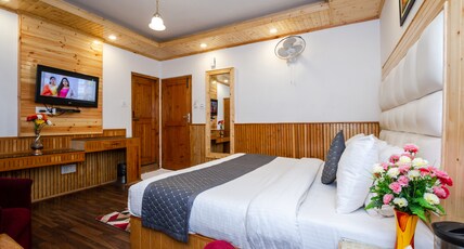 Hotel Himgiri -The Mall Road Room Type - Deluxe Room Partial Mountain View from Common Balcony
