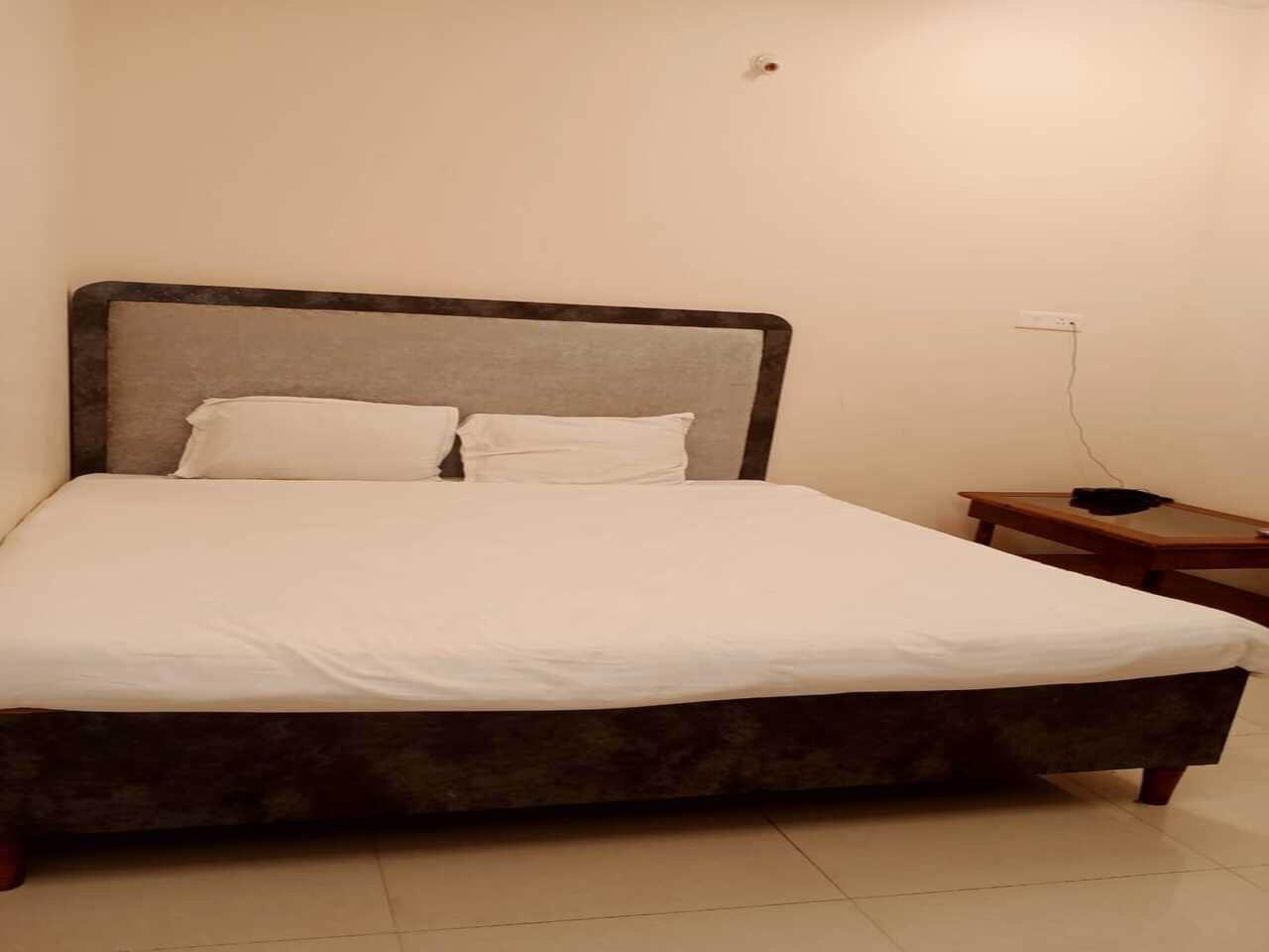 Hotel Vaibhav Inn - Tap to explore photos