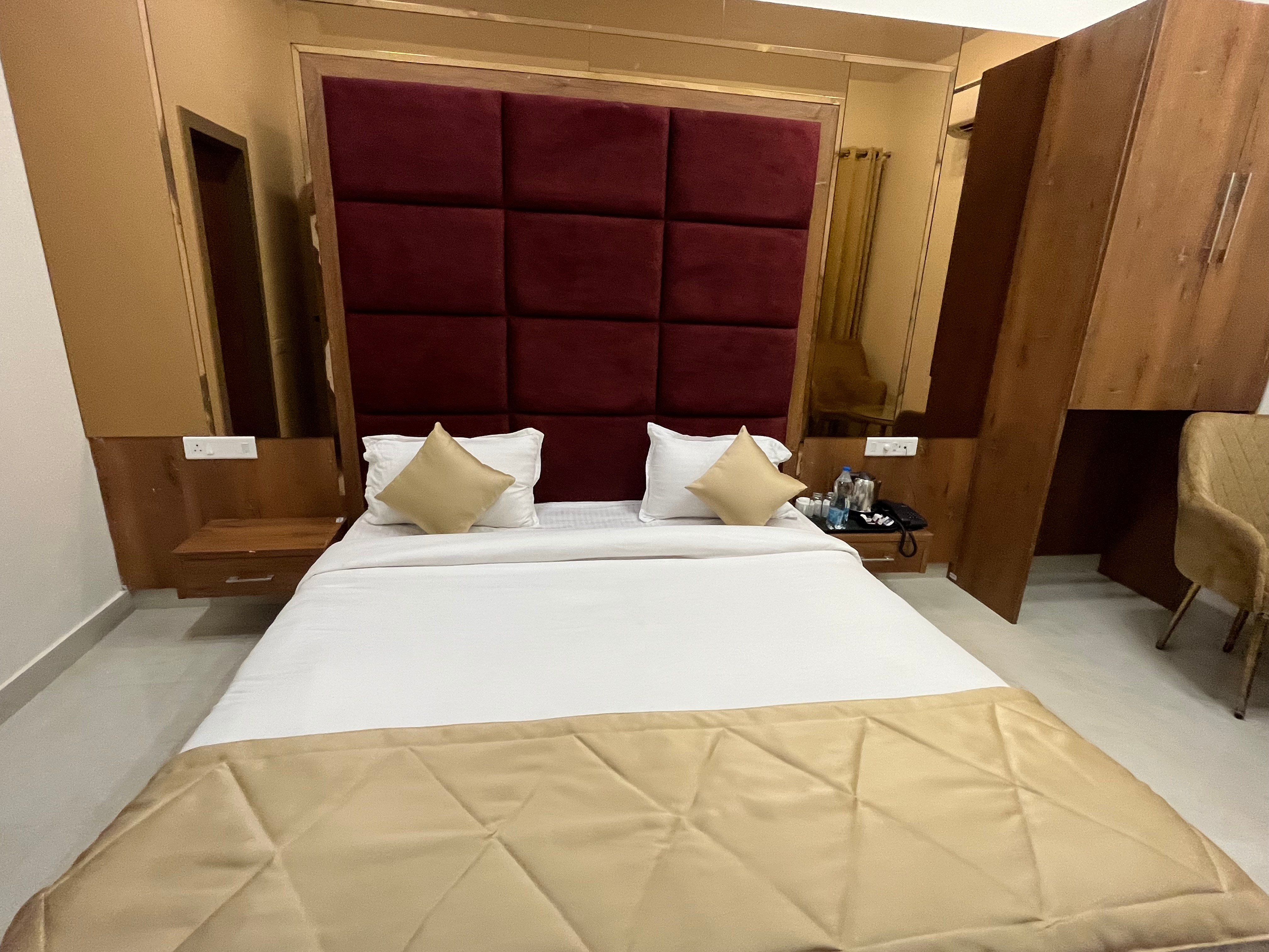 HOTEL CITY VIEW - Tap to explore photos