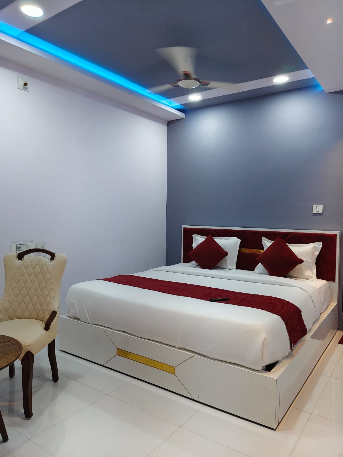 The Galaxy hotel & Guest House - Tap to explore photos