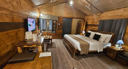 The Hiddengem Room Type - The Classic Luxury Cabin with Bathtub