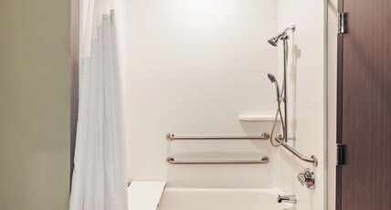 Holiday Inn Express & Suites Perryton Room Type - 1 King Bed Suite Mobil Access Tub