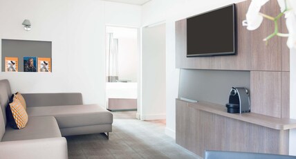 Novotel Paris Les Halles Room Type - Suite with 1 queen-size bed and 1 double sofa bed Novotel Paris Les Halles Room Type - Suite with 1 queen-size bed and 1 double sofa bed