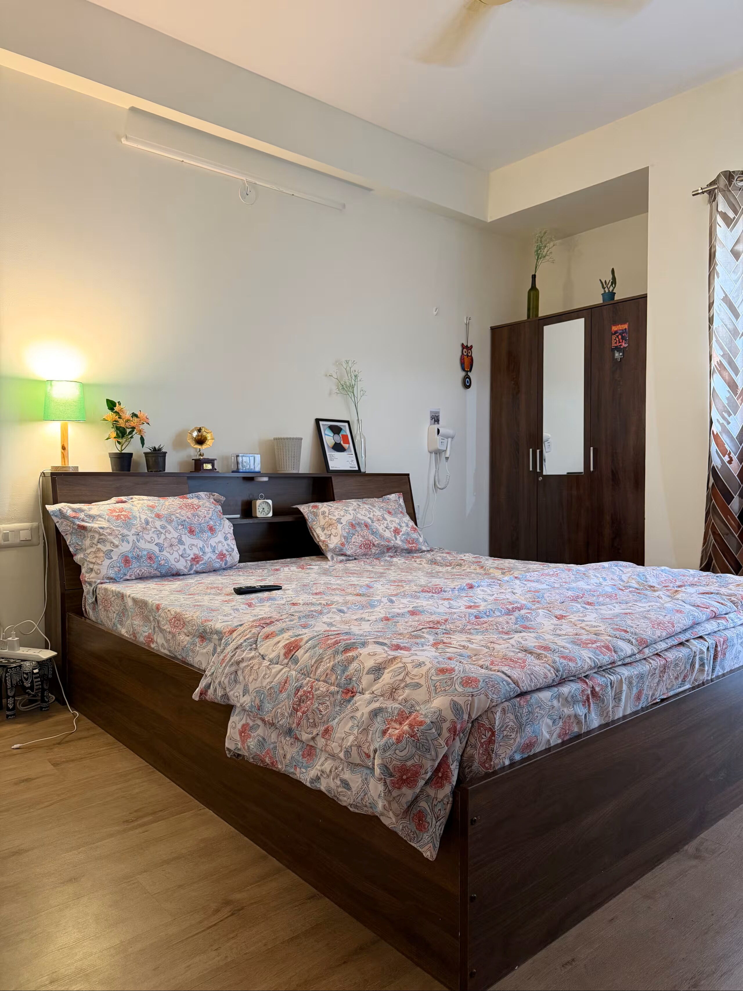 Red Homes Centrally Located Modern Cozy 2BHK APT - Tap to explore photos
