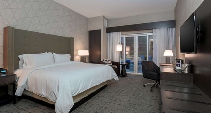 DoubleTree by Hilton Evansville Room Type - 1 KNG BD POOL DECK ACCESS