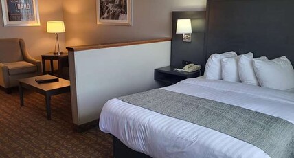 Best Western Sawtooth Inn and Suites Room Type - 1 King Bed, Non-Smoking, Sofabed, Sitting Area, Microwave And Refrigerator, Full Breakfast