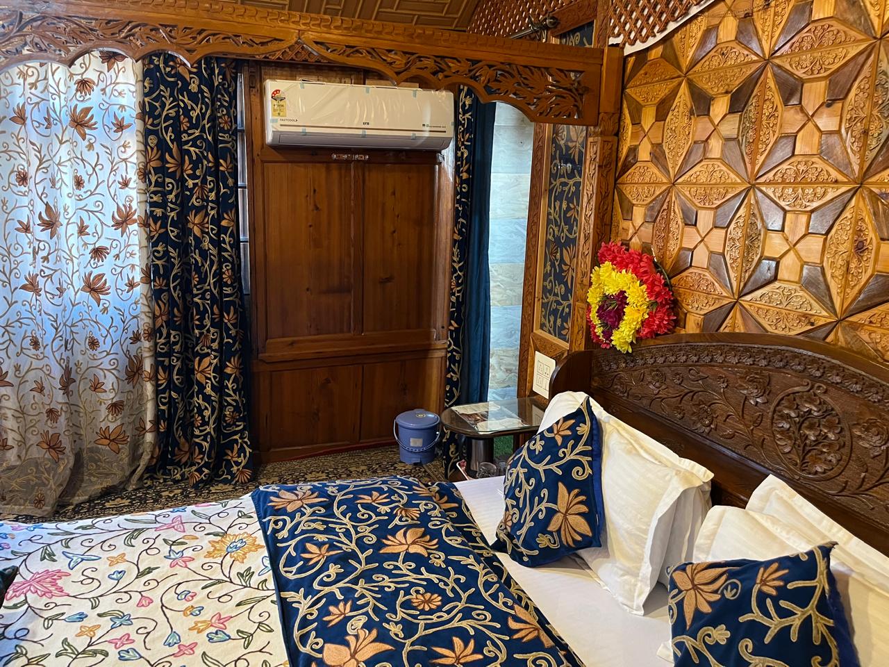 Young Shahzada Group Of Houseboats - Tap to explore photos