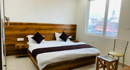 Evia Stays @ 5 Min Drive To Railwaystation Room Type - Deluxe Double Bedroom