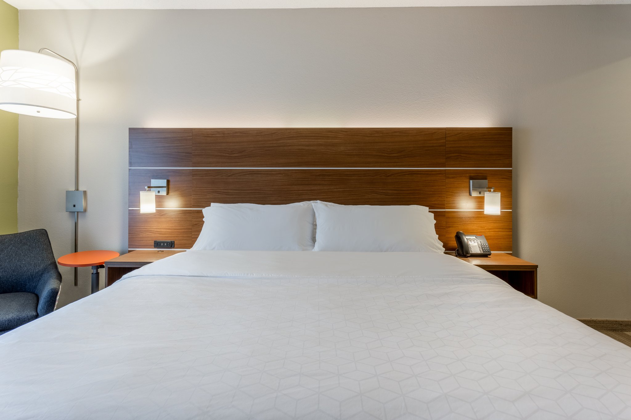 Holiday Inn Express & Suites BURLINGTON - Tap to explore photos