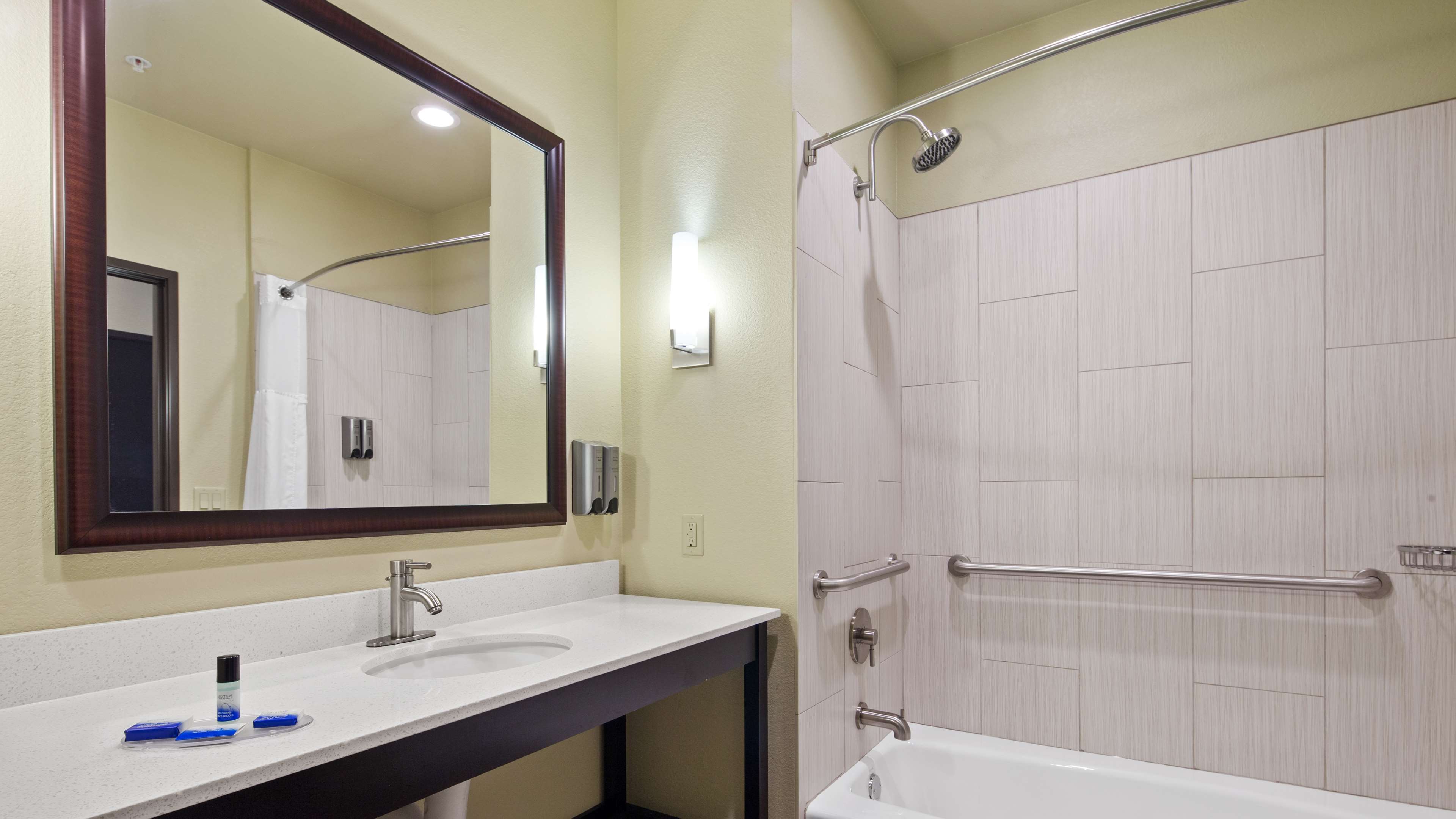 Best Western Lindsay Inn & Suites - Tap to explore photos