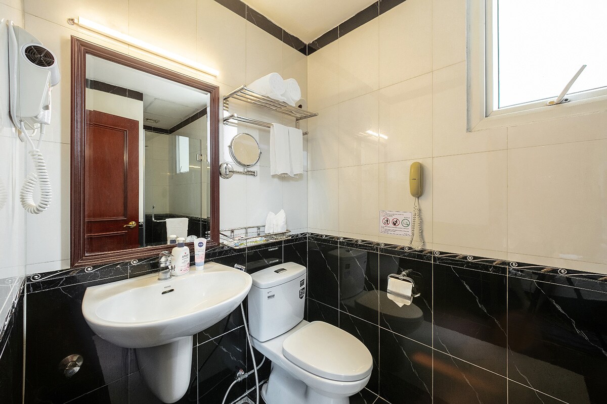 A25 Premium Hotel - 15 Tran Quoc Toan - Tap to explore photos