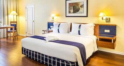 Holiday Inn Lisbon Room Type - 1 King Bed Suite