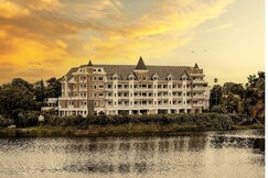 Dew River Castle I Lake View 1BHK Aluva for Family and friends