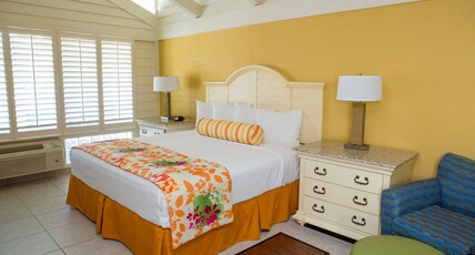 Best Western Plus Yacht Harbor Inn Room Type - 1 King Bed, Non-Smoking, Marina View, Microwave And Refrigerator, High Speed Internet Access, Full B