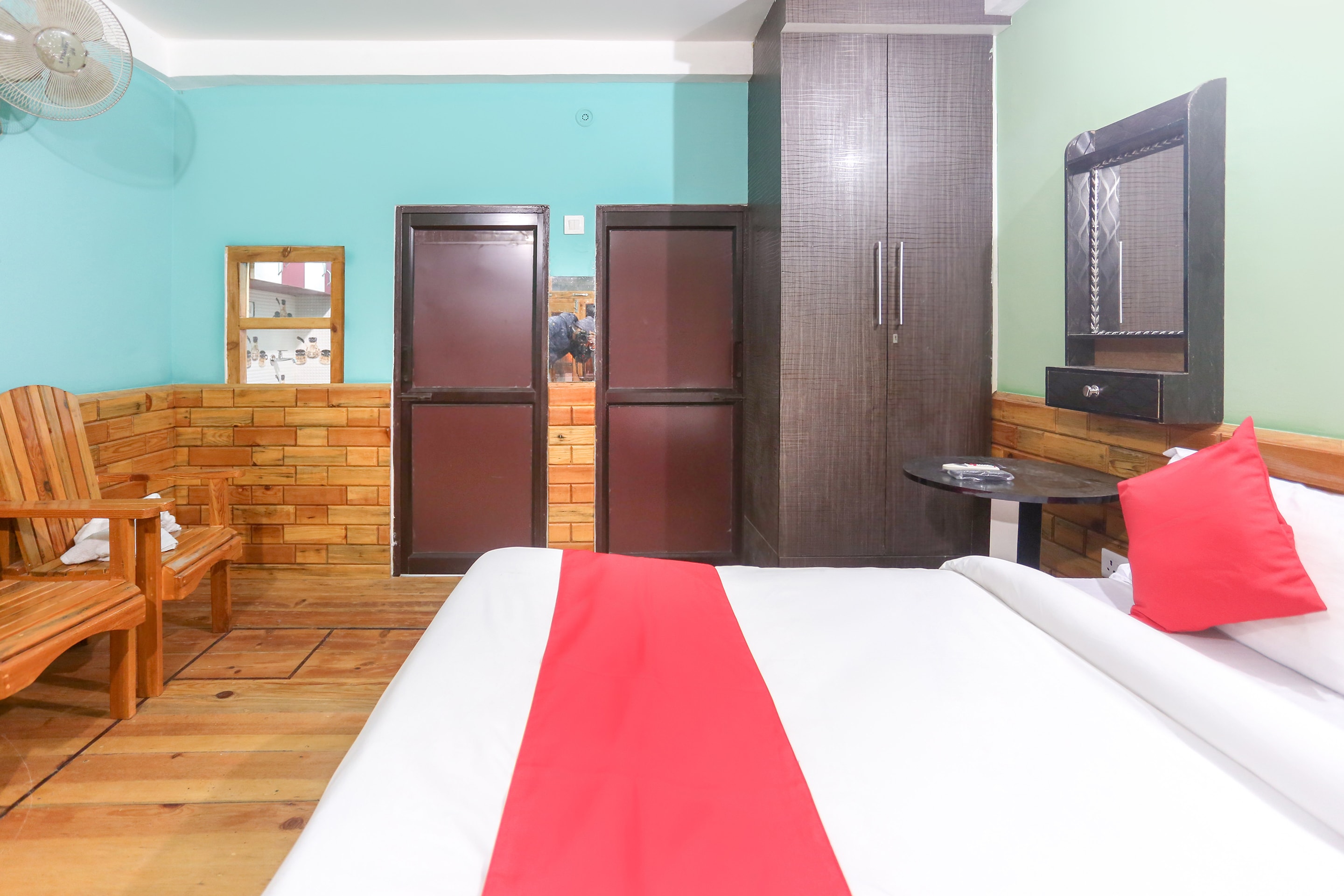 Pine and Dine - Tap to explore photos