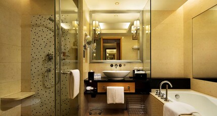 Hilton Xiamen Room Type - KING DELUXE ROOM CITY VIEW
