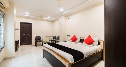 Capital O Aditya Grand Room Type - Deluxe