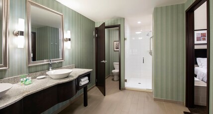 Holiday Inn SASKATOON DOWNTOWN Room Type - 1 King Suite Kitchenette Holiday Inn SASKATOON DOWNTOWN Room Type - 1 King Suite Kitchenette