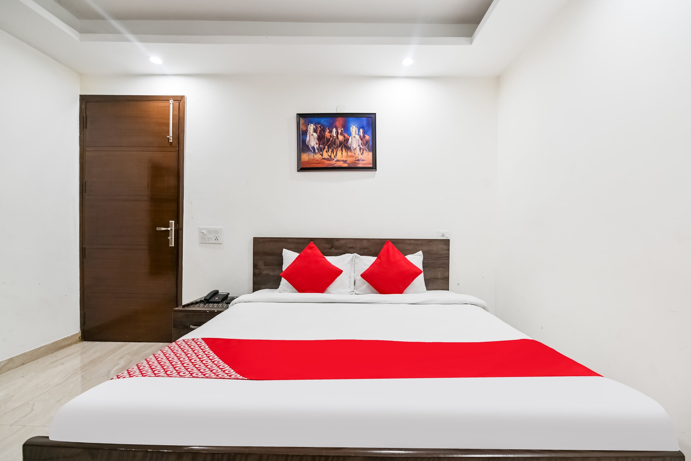 Hotel O Premium Rooms Chhatarpur - Tap to explore photos